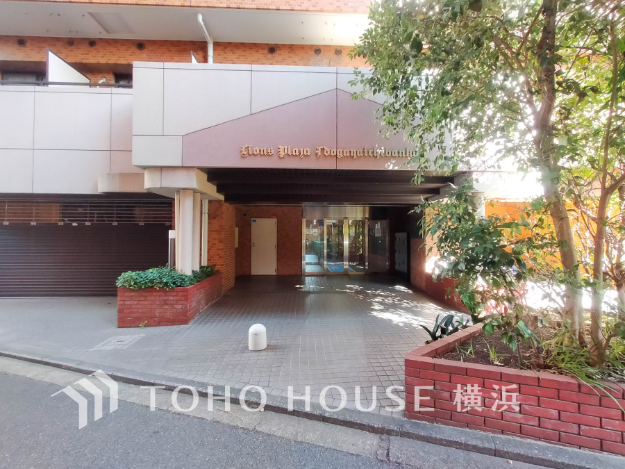 植栽の位置や開放的なエクステリアも含めて美しくトータルにデザインされています。時間のゆとりと空間、爽やかな陽光がもたらす光と風を贅沢なまでに感じる暮らしが始まります。