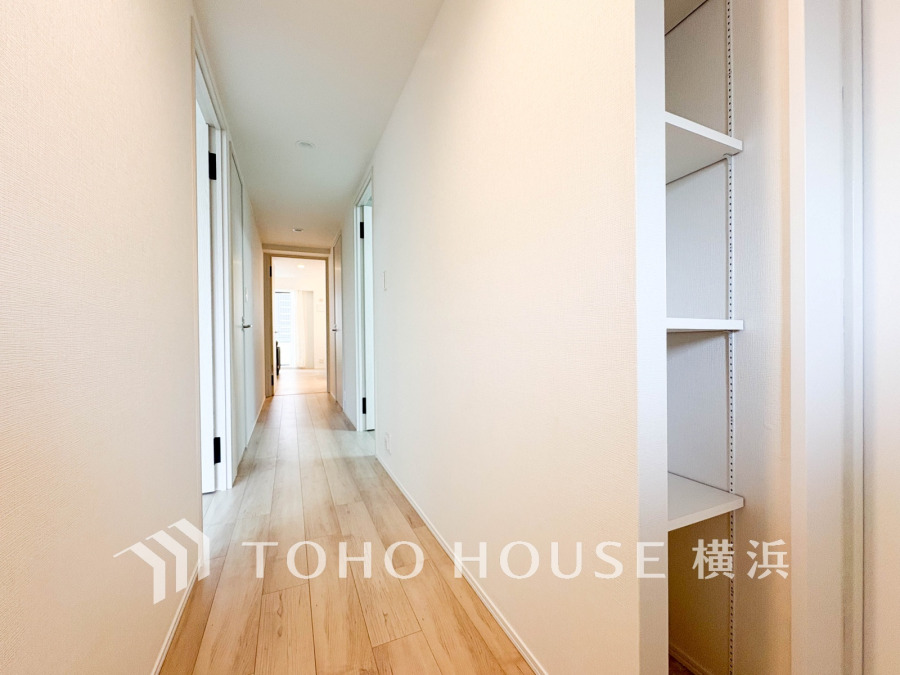 上質感漂う玄関と廊下。居住者の帰り、訪れる方を優しく迎える・安らぎに満ちた生活空間を予感させる。健やかな暮らしを楽しめそう。