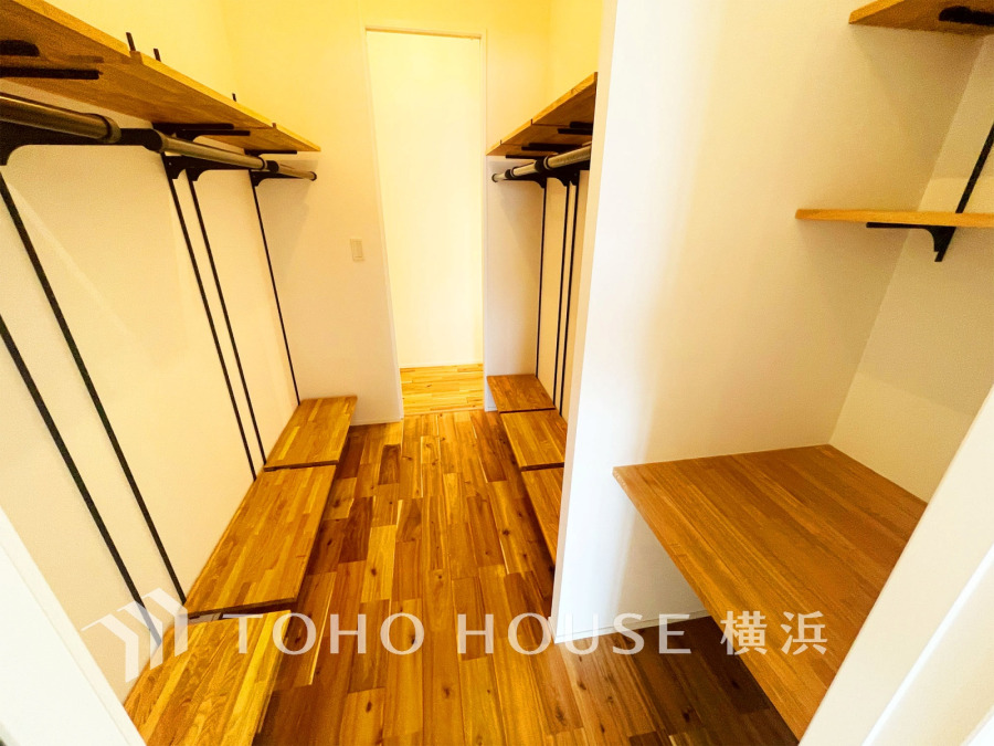 収納力のあるストレージルーム。棚付きで見やすく片付けやすい収納空間にしたり、大型の荷物や季節の物、思い出の品などもしっかりしまっておけるので、暮らし心地が大きく向上します。