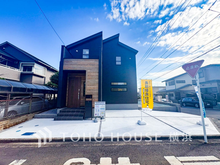 モダンな外観と2台駐車可能な広々とした駐車スペースが魅力の新築住宅。快適な暮らしを実現する理想の住まいです。