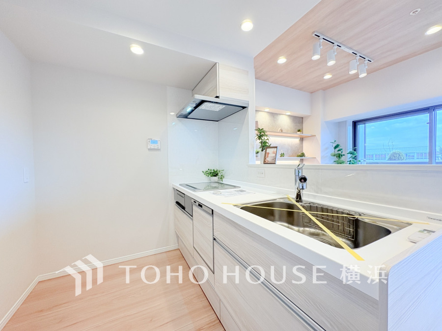 新規交換された清潔感溢れるシステムキッチン。リビングが見渡せるスタイリッシュな対面式キッチンです。
