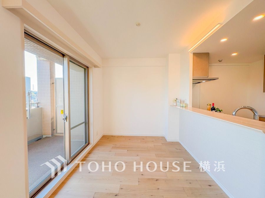 スタイリッシュな対面キッチンと一体感のあるダイニングスペース。キッチンにいるご家族との会話も楽しめる開放的な空間です。
