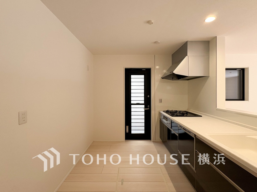 シンプルで使いやすい対面キッチン。豊富な収納と清潔感あるデザインで、毎日の料理が快適に。