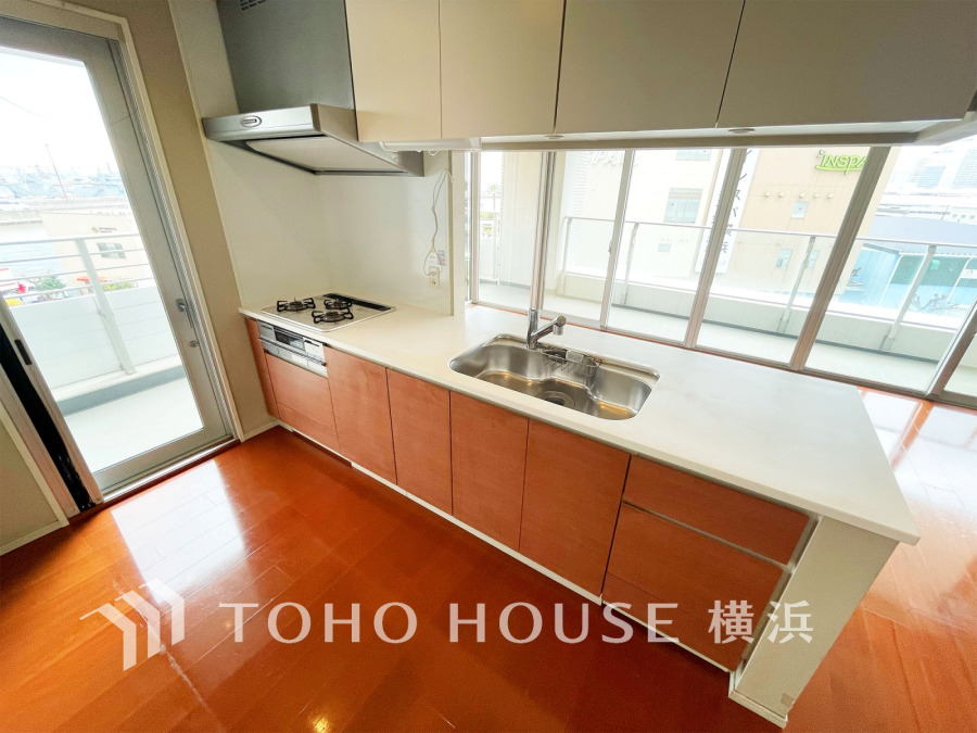 広く取られた対面キッチンは、リビングで寛ぐご家族と会話をしながらお料理が出来ます。高級感のあるカラーで空間をより上質な雰囲気にした、清潔感のあるデザインです。