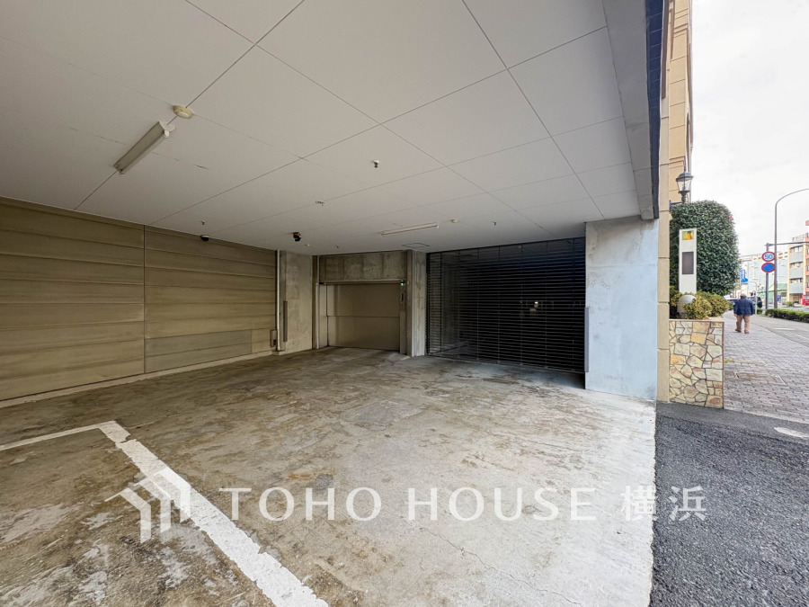 安心の屋内駐車場完備で、雨風から大切な車を守ります。空き状況につきましては、担当までお問合せ下さいませ。