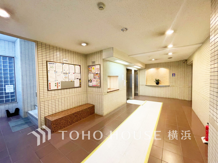 明るく清潔感のあるエントランスホール。掲示板や管理室があり、住民の安心と利便性を高めます。