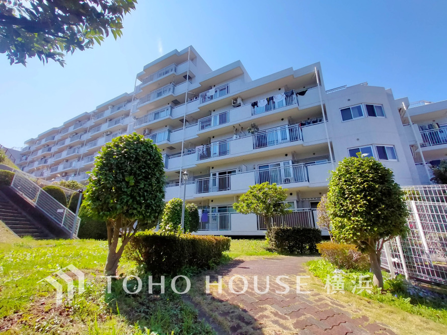 爽やかな青空の下に贅沢なほどに降り注ぐ陽光、豊かな居住性と、クオリティが見事に調和した住空間は、住まうことの喜びを感じさせてくれます。 