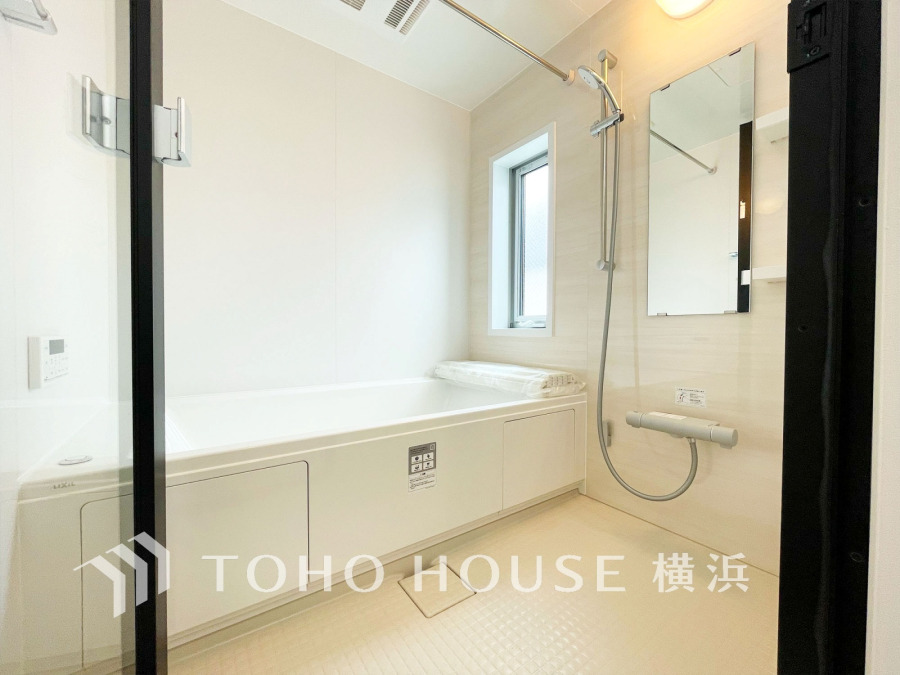 1日の疲れを取り心身を癒すことができる住まいの中のリラクゼーション空間、バスルーム。心からゆったりと寛いでいただけるよう、柔らかな色合いで仕上げています。