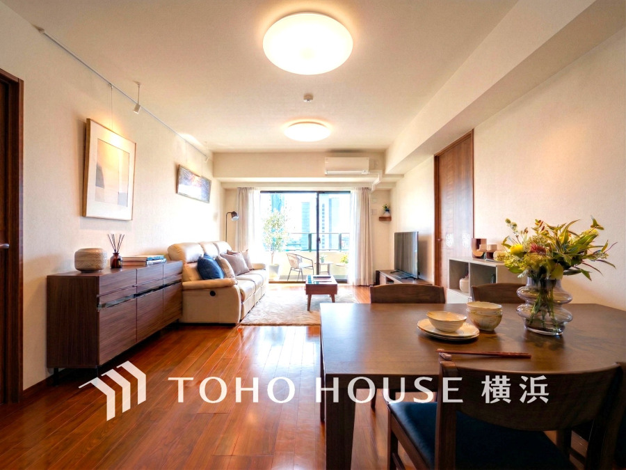 明るく開放的な空間が広がるLDK。室内には豊かな陽光が注ぎ込み、爽やかな住空間を演出。ホームパーティーでもゲストと楽しい時間を過ごせそう。（AIによる家具を設置。）