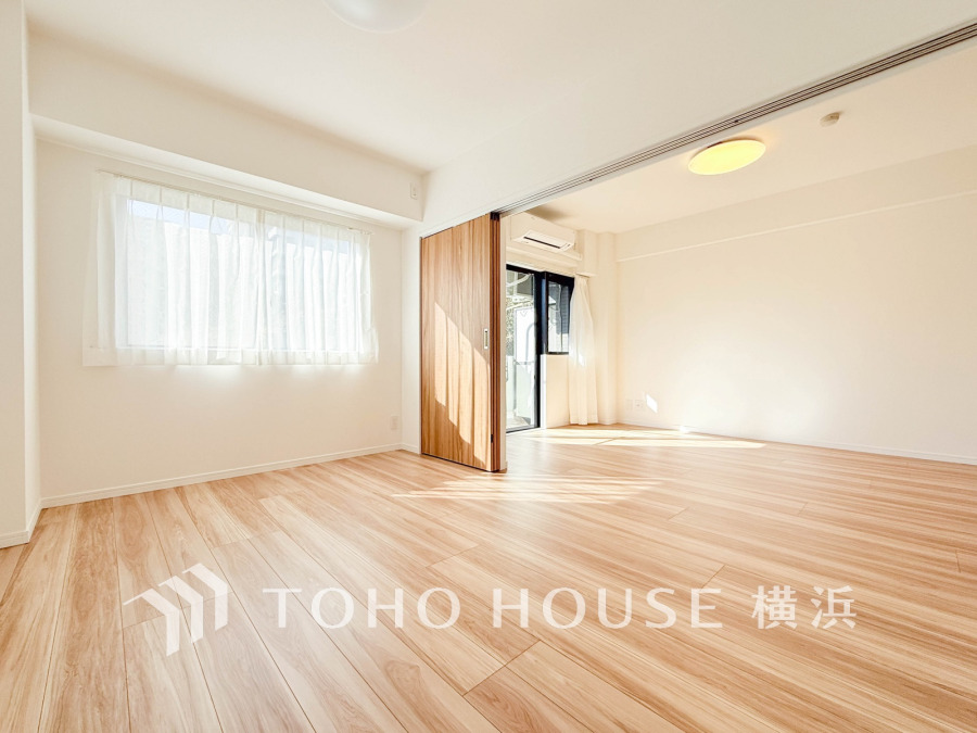 南西向きの明るい洋室。扉を開放して隣接するリビングと一体化して使うことも可能です。
