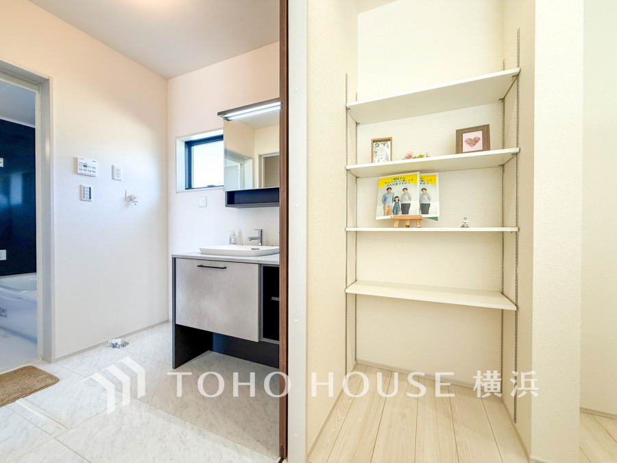 ご家族の1日が始まり、1日の終わりを締めくくる洗面空間。洗濯機を配置しても十分なスペースを確保した設計となっております。