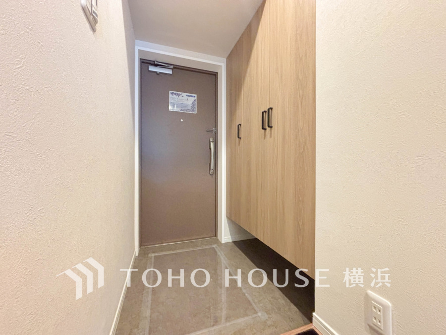 お客様をお迎えする玄関は落ち着いた雰囲気。帰り着くたびに洗練されたテイストの空間に迎えられ誇りと喜びを感じる玄関まわりです。