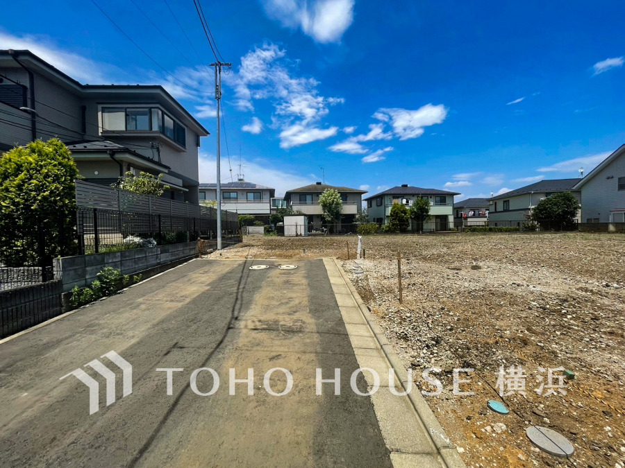 閑静な住宅街の陽当りに恵まれた土地。たくさんの想いが美しいカタチに彩られた時、そこにはひと時のくつろぎが生まれ、ゆっくりと愛着が育まれていきます。現地（2024年7月撮影）