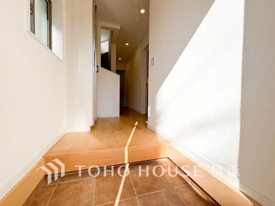 お客様をお迎えする玄関は落ち着いた雰囲気。帰り着くたびに洗練されたテイストの空間に迎えられ誇りと喜びを感じる玄関まわりです。 