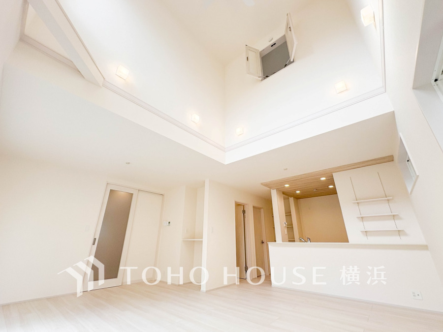 柔らかな色合いのフローリングと清潔感の溢れるクロスが明るい空間を創り出しているリビングダイニング。憩いの場に相応しく、ここで楽しむ家族の時間が絆をより深めてくれそうです。