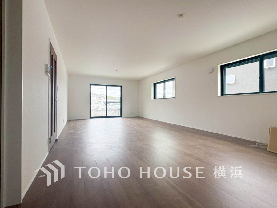 明るい自然光が差し込む広々としたリビング。シンプルな内装で多彩なインテリアに対応可能です。