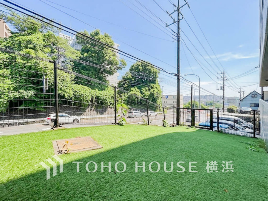 戸建て感覚の専用庭付き。広いお庭はアウトドアリビングとしてのご利用も♪お庭でのティータイムやお食事などで親子の楽しみが倍増。日常の何気ないひと時もかけがえのない思い出の時間に。