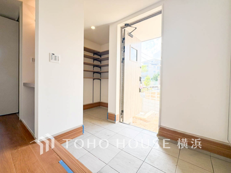 明るく広々とした玄関は、シューズクローク付きで収納力も抜群。いつでもすっきりと片付く空間です。