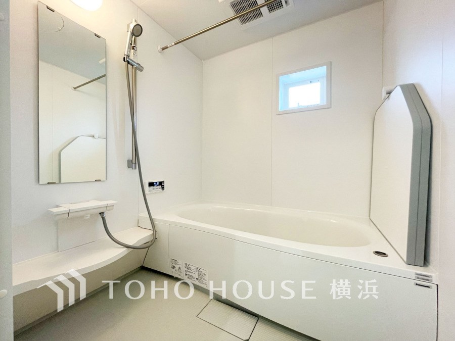 ◆質感が奏でる時間◆輝きが美しいホワイトカラーのパネルと流麗なデザインの浴槽が醸しだす高級感を感じる浴室、快適・清潔な空間で心も体もオフになる時間を。