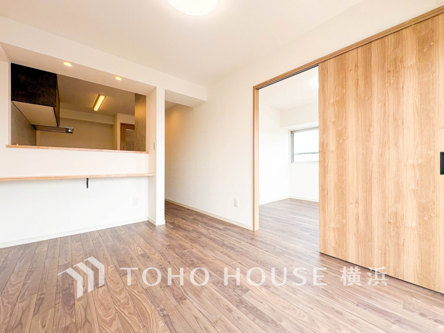 光と風が溢れる開放的なリビングダイニングには自然と家族みんなが集まってきます。明るく穏やかな空気の中で飲んだり、食べたり、笑ったり。