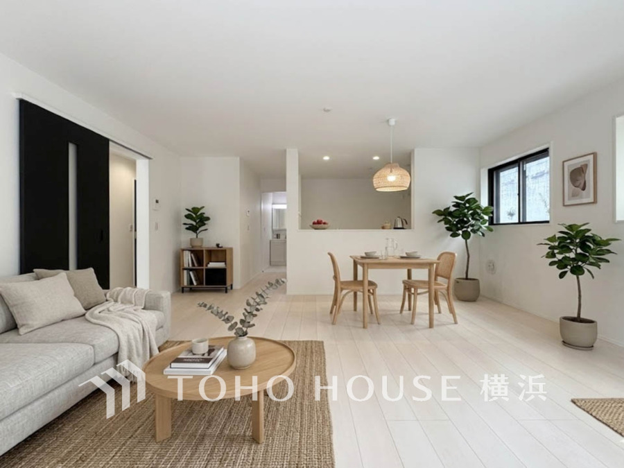 光と風が溢れる開放的なリビングダイニングには自然と家族みんなが集まってきます。明るく穏やかな空気の中で飲んだり、食べたり、笑ったり。（装飾品はAI家具です）