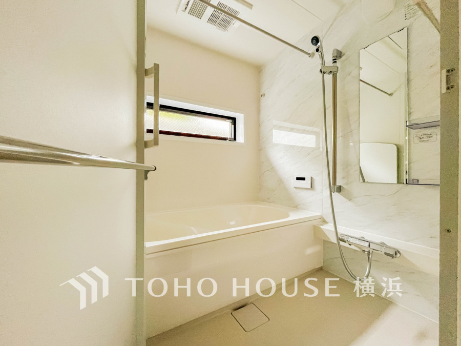 1日の疲れを取り心身を癒すことができる住まいの中のリラクゼーション空間、バスルーム。心からゆったりと寛いでいただけるよう、柔らかな色合いで仕上げています。