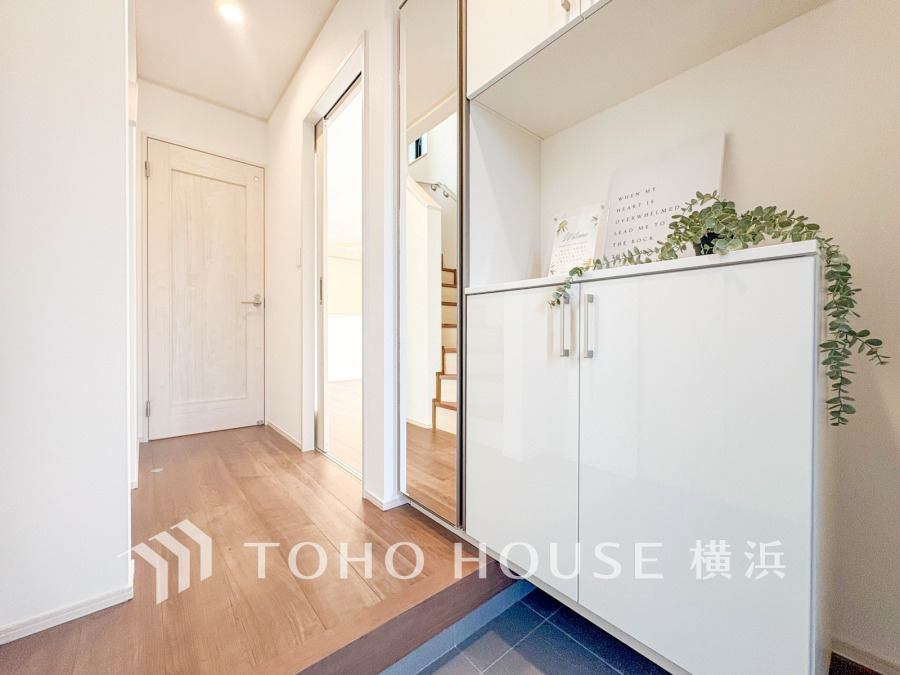 豊富な収納を確保した玄関スペース。白を基調とした明るい空間です。
