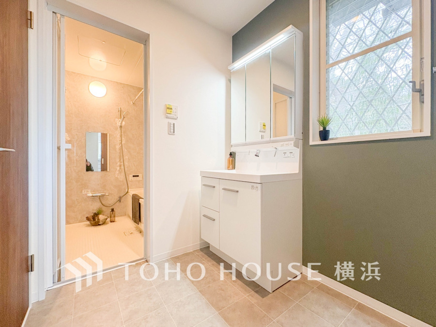 新規交換された洗面化粧台は美しく使いやすい機能が備えられています。