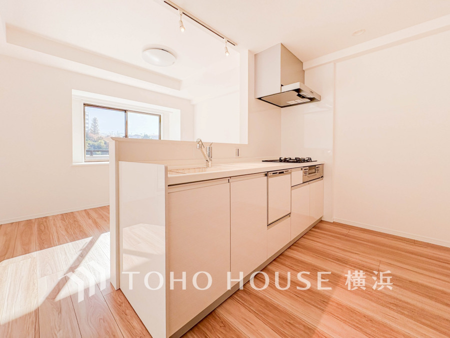 陽光が差し込む明るいキッチンは、収納豊富で使いやすく、快適な調理空間を実現しています。