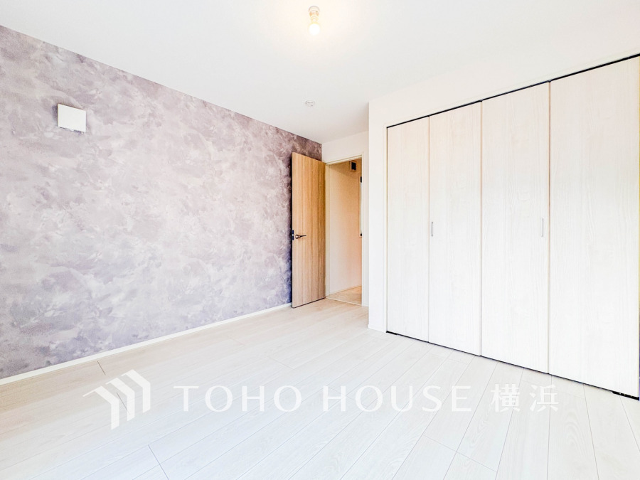 アクセントウォールが印象的な明るく開放的な洋室。大容量クローゼットで収納も充実しています。