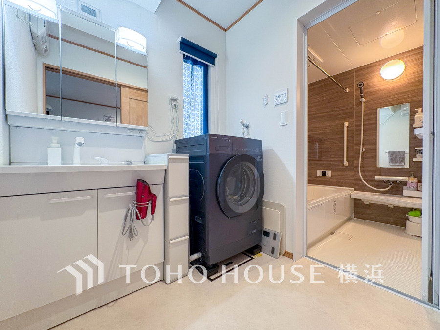 脱衣スペースを含む空間はゆとりの広さを設け、また洗面化粧台にも収納スペースを設ける事により、散らかりやすい洗面スペースをスッキリ保てます。