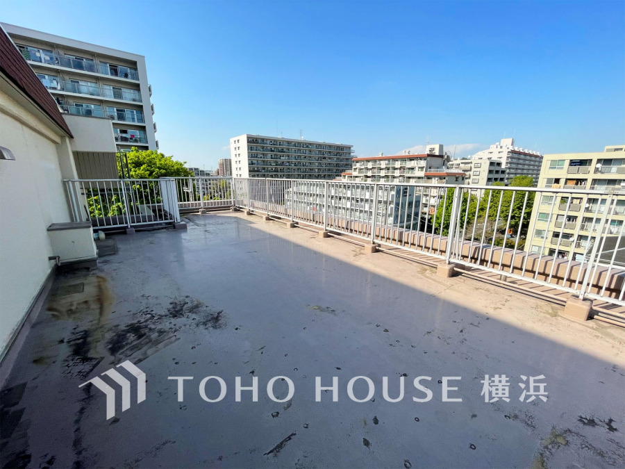 広々としたルーフバルコニーは陽当たり・眺望良好な開放的な空間です。