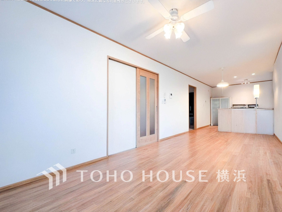 ナチュラルな木目床と白壁の明るい空間。広々としたリビングダイニングで家族の団らんに最適です。