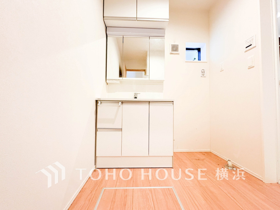 清潔感あふれるホワイト基調の洗面スペース。収納豊富で使い勝手の良い空間です。