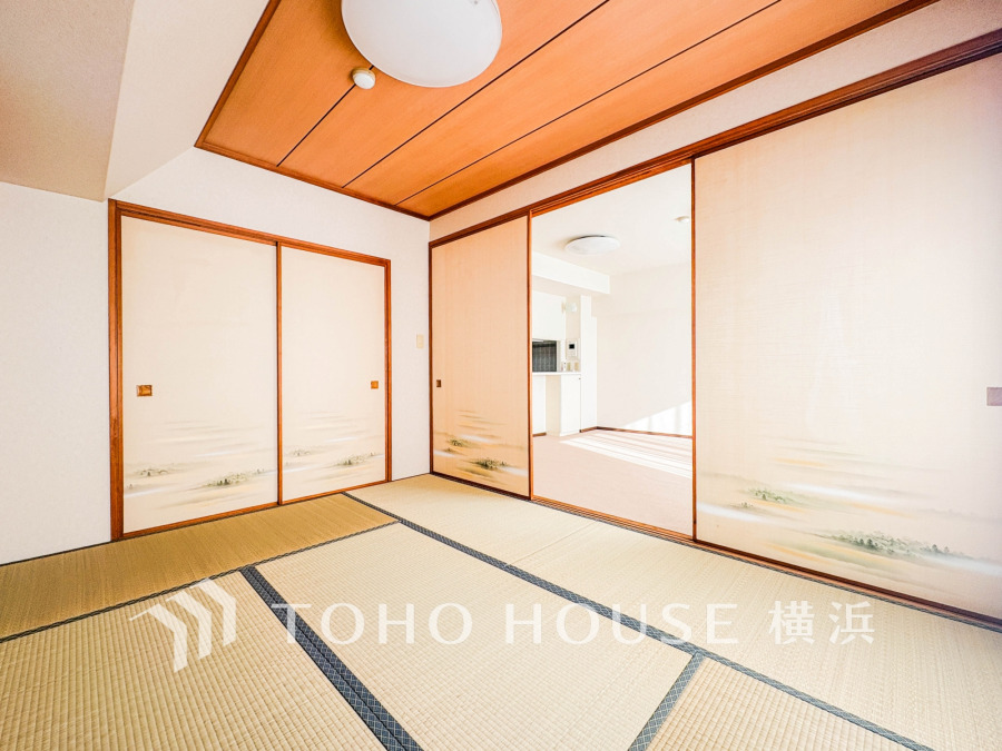 和の空間はあるだけでホッと落ち着ける場所になります。優しい感触の畳の上で寛いだり、お子様と遊んだり、客間としても重宝する居心地の良い空間。