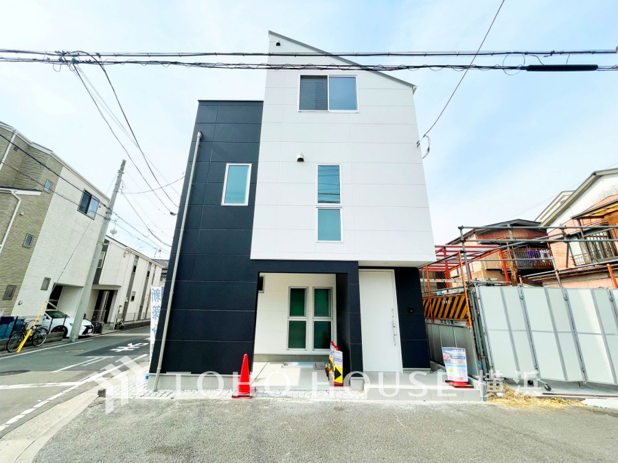 洗練されたスタイリッシュなデザインの新築住宅。開放的な角地立地で採光・通風良好です。