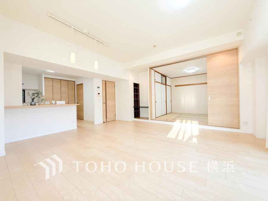 家族みんなが爽やかに健やかに過ごせるように、溢れる光をたっぷり取り込んだリビングダイニング。集いの場、憩いの場としての快適性を求めたやすらぎの空間です。