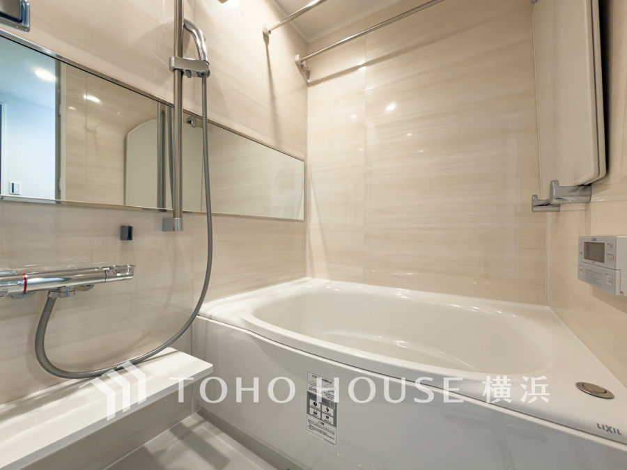 快適な使い心地とゆとりある空間が1日の疲れを解きほぐすバスルーム。空間も浴槽もゆったりのびのび使えるゆとり設計。広く感じるゆとり設計で快適なリラックスタイムを過ごせます。