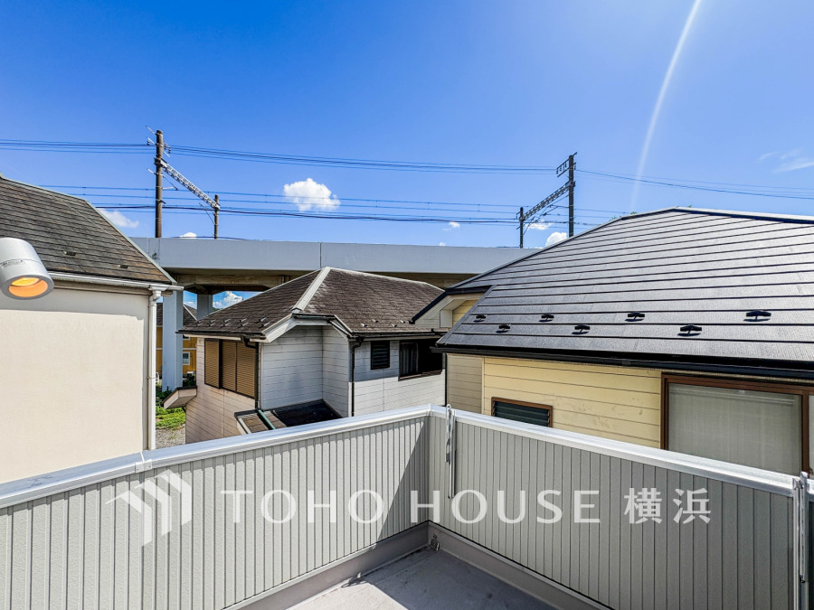 この開放感ある眺望と共に閑静な住宅街の季節感を演出する四季折々の変化を楽しめる心地よい場所となることでしょう。