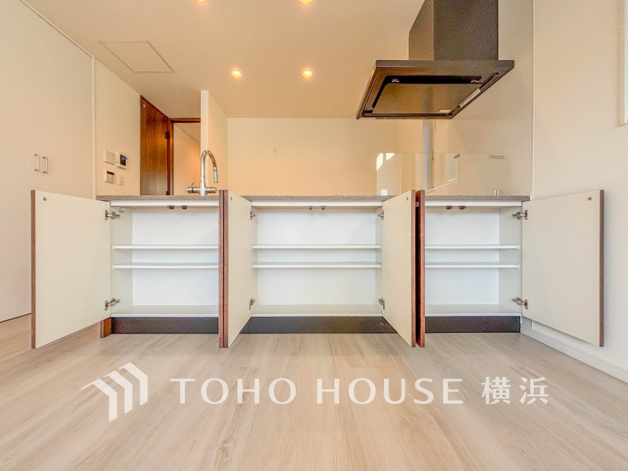 収納力豊富なキッチン下収納。使いやすい棚付きで、調理器具や食材をすっきり整理できます。