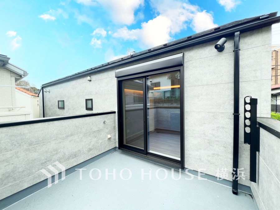 たっぷりと出幅をとったゆとりあるバルコニーは、開放的でありながらプライベート性も確保しています。
