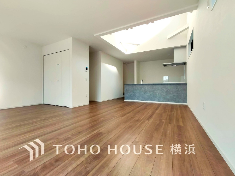 LDK上部は光戯れる開放的な吹抜けに。一日中柔らかい光がやさしく入り、快適な居住空間を演出します。のびやかで居心地が良いご家族みんなが和む場所。