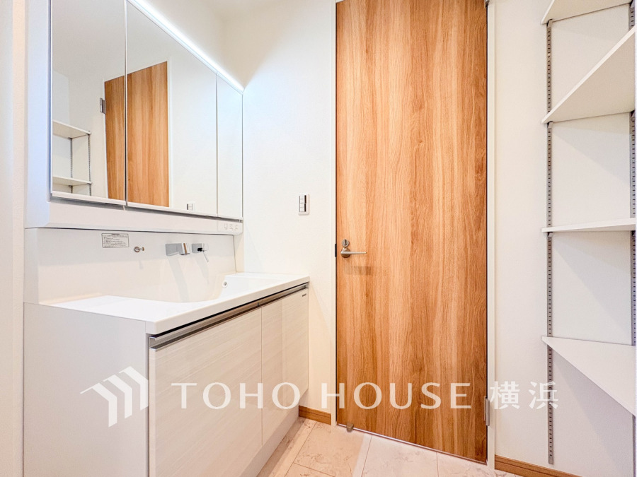 使いやすい機能が備えられた清潔感溢れる洗面空間。収納も充実しています。
