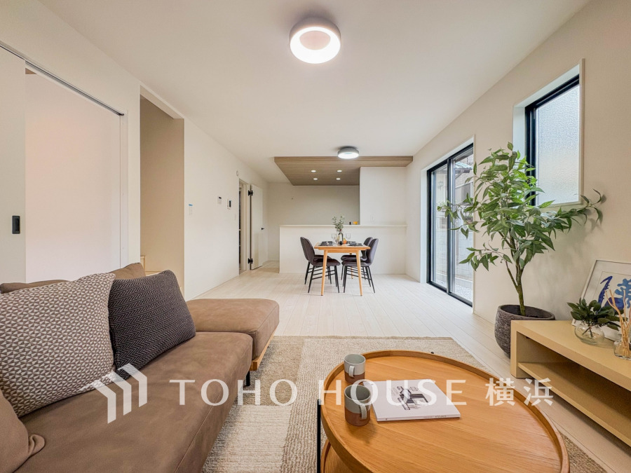 穏やかな時間の流れを楽しみ、寛ぎと笑顔が溢れるリビング。