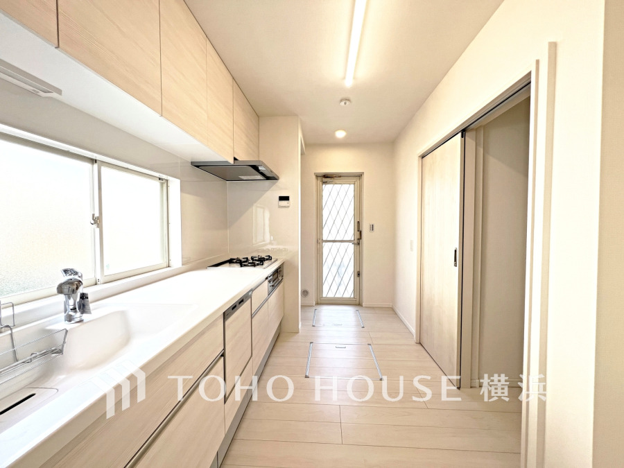 窓から明るい光が差し込むキッチンは、作業に集中しやすい独立型タイプ。