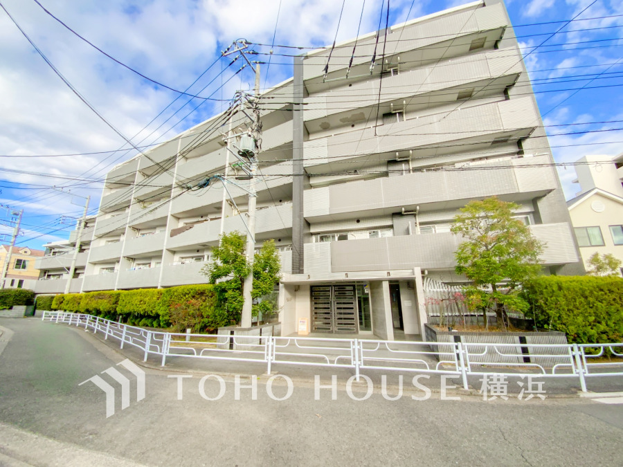 時代の流れに惑わされないシックなカラートーンで街並みに溶け込む外観は、主張し過ぎず、また平凡になり過ぎず絶妙なコントラストで輝きを放ちます。