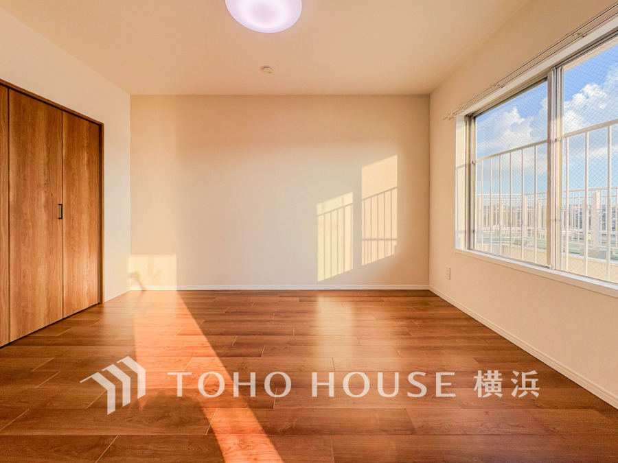 大きな窓からは快適な光を取り入れ、通気性能を上げる事で居心地の良い空間を演出します。多くの時間を過ごす住まいだからこそ、いつも快適な場所であるように心掛けています。