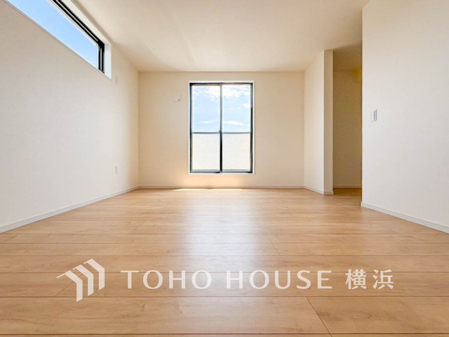 穏やかな風と陽光を導き、プライバシーに配慮された設計プランを採用し、居住性を一段と心地よいものにしています。明るく開放的な空間を演出しております。