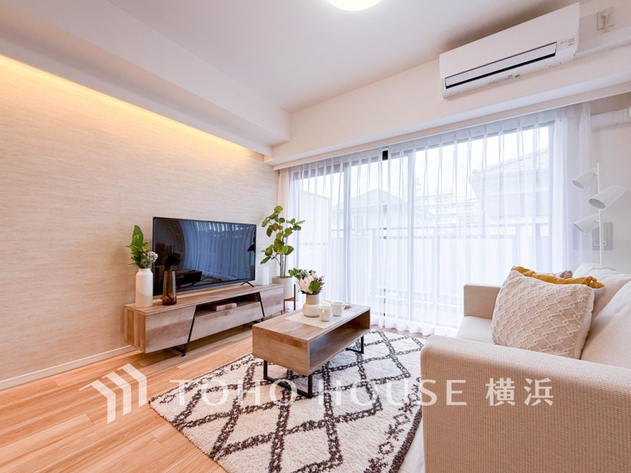 リビングは、ナチュラルな木目と温かみのある照明で落ち着いた空間を演出しています。