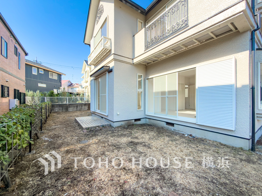 陽当たり良好な南庭。ガーデニングやBBQなど多目的に楽しめるゆとりある空間です。